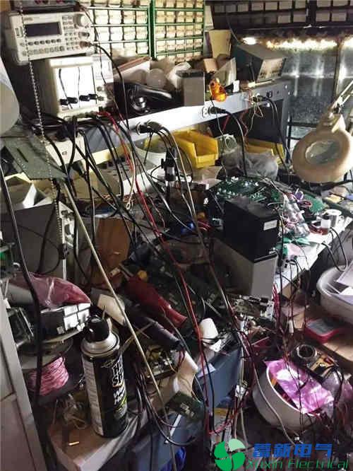 正弦波逆变电源电路设计工程师办公桌是什么样子？